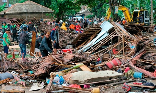 Sóng thần gây thiệt hại nặng nề ở Indonesia. Ảnh: PV