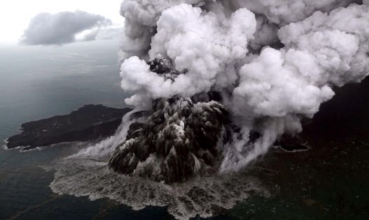 Ảnh núi lửa Anak Krakatau phun trào tại eo biển Sunda, Indonesia hôm 23.12. Ảnh: Reuters. 