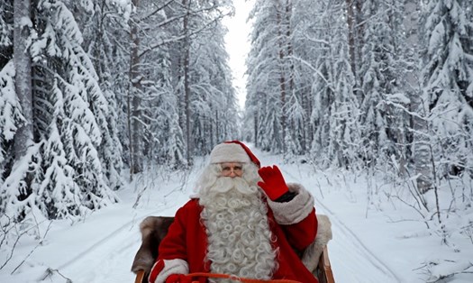 Cưỡi tuần lộc xuyên qua tuyết trắng là việc mà ông già Noel vẫn thường làm trên hành trình mang quà đến trẻ em. Đến thăm quê hương của ông già Noel, du khách cũng có thể trải nghiệm cảm giác này.