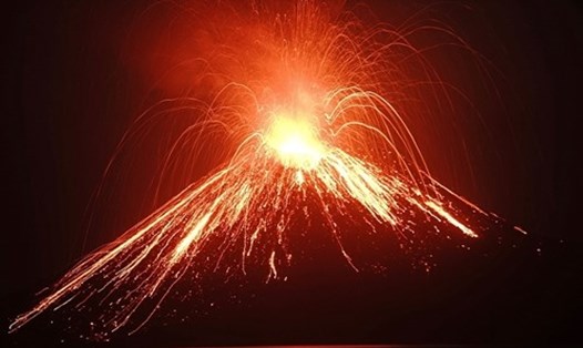 Núi lửa Krakatoa ở Indonesia hoạt động hồi tháng 7 vừa qua. Ảnh: AFP.