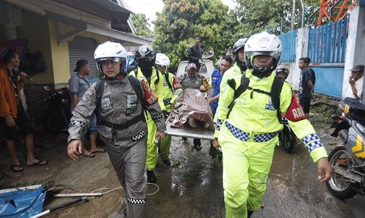 Lực lượng cứu hộ Indonesia liên tục đưa thi thể các nạn nhân đến khu vực tập trung. Ảnh: EPA