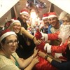 Hành khách quốc tế tỏ ra khá vui mừng vui được hưởng không khí Noel trên chuyến tàu.