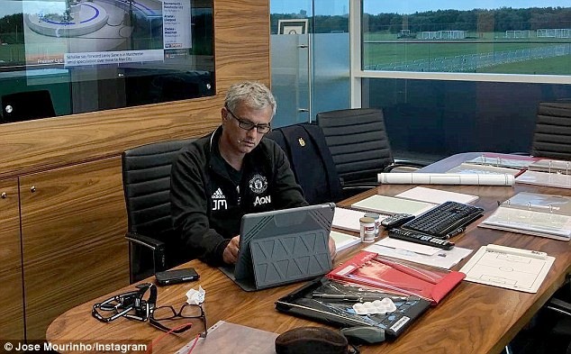 Một góc văn phòng làm việc của HLV Mourinho khi còn ở Man United. Ảnh: Instagram Jose Mourinho