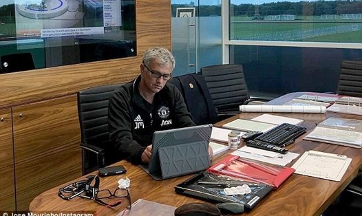 Một góc văn phòng làm việc của HLV Mourinho khi còn ở Man United. Ảnh: Instagram Jose Mourinho