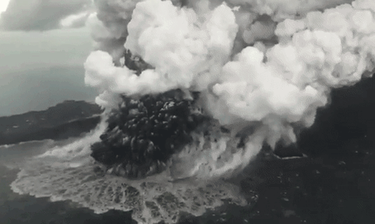 Núi lửa Anak Krakatau. Ảnh: ST. 