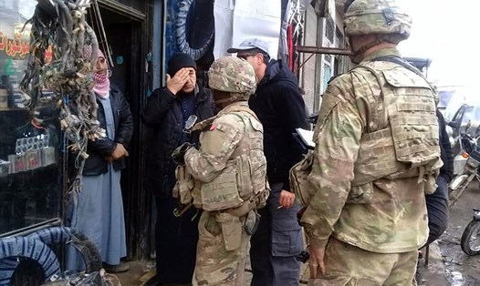 Lính Mỹ nói chuyện với người dân ở thị trấn Manbij, Syria ngày 23.12.2018. Ảnh: AP