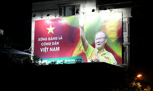 Bức ảnh chụp HLV Park Hang-seo của PV Anh Tuấn được dùng làm banner quảng cáo, treo trên 1 tuyến phố ở Hà Nội. Ảnh: PV