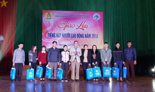 Chủ tịch LĐLĐ tỉnh Thái Nguyên Vũ Duy Hoàng tặng quà cho công nhân có hoàn cảnh khó khăn của Cty CP kim loại màu Thái Nguyên. Ảnh: P.V