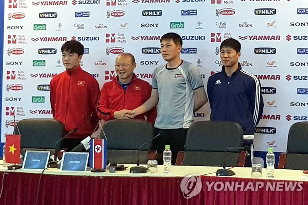 Huấn luyện viên đội tuyển bóng đá quốc gia Việt Nam Park Hang-seo bắt tay với huấn luyện viên đội tuyển bóng đá quốc gia Triều Tiên Kim Yong-jun (thứ 2 từ phải sang) trong cuộc họp báo tại Hà Nội ngày 24.12. Ảnh: Yonhap. 
