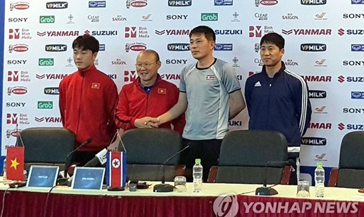 Huấn luyện viên đội tuyển bóng đá quốc gia Việt Nam Park Hang-seo bắt tay với huấn luyện viên đội tuyển bóng đá quốc gia Triều Tiên Kim Yong-jun (thứ 2 từ phải sang) trong cuộc họp báo tại Hà Nội ngày 24.12. Ảnh: Yonhap. 