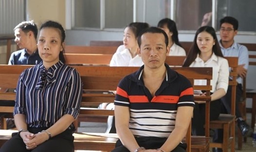 Hai bị cáo Phạm Lê Hoàng Uyển và Võ Hoàng Hà tại phiên tòa. Ảnh: P.V