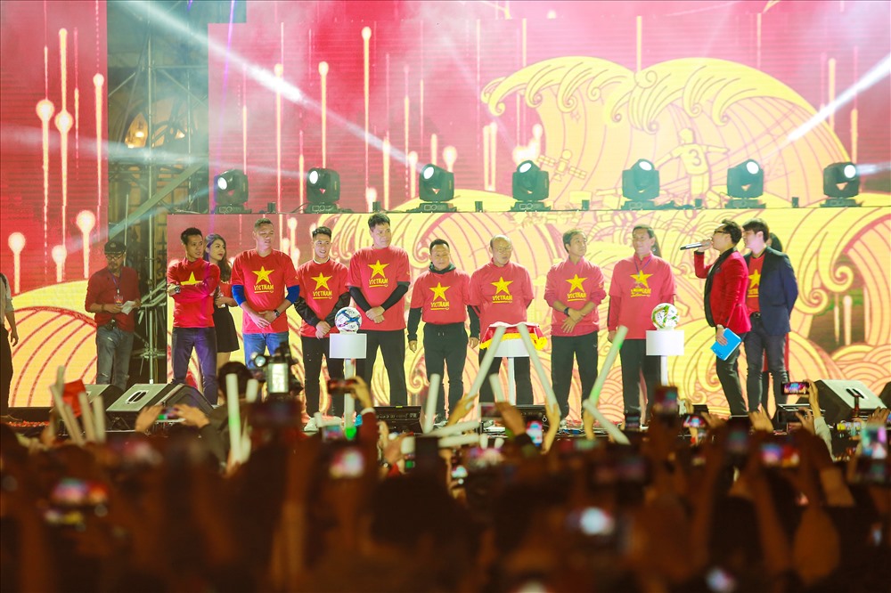 Thầy trò HLV Park Hang-seo tại chương trình đêm 24.12. 