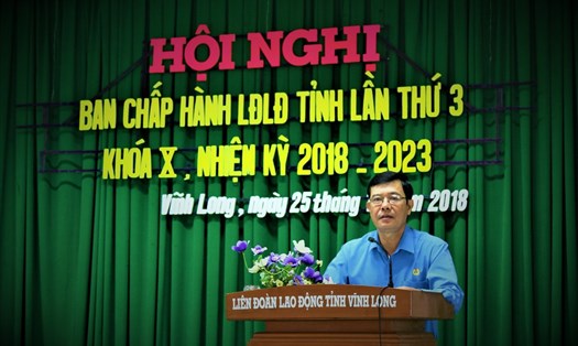 Đồng chí Huỳnh Bá Long - Chủ tịch LĐLĐ tỉnh Vĩnh Long phát biểu tại Hội nghị. Ảnh: BT
