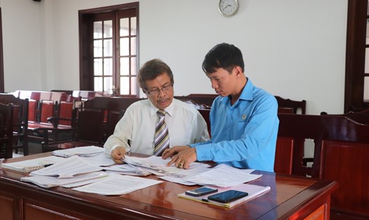 Ông Vũ Ngọc Hà - GĐ Trung tâm tư vấn pháp luật Công đoàn - LĐLĐ tỉnh Đồng Nai (áo xanh) đang hỗ trợ ông Pablo