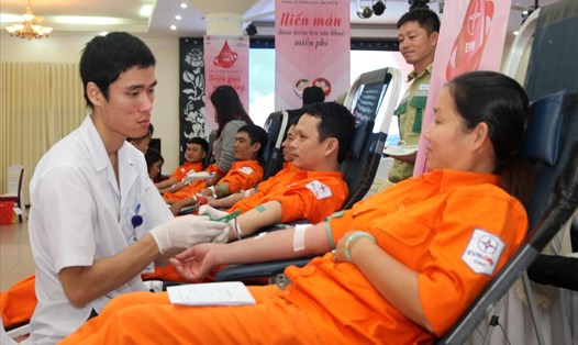 Người lao động ngành điện Quảng Trị hiến máu tình nguyện. Ảnh: Hưng Thơ.