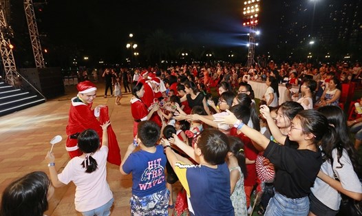 Các em nhỏ tại Vinhomes Central Park được nhận quà từ ông già Noel, công chúa tuyết cùng những lời chúc an lành, hạnh phúc mùa Giáng sinh.