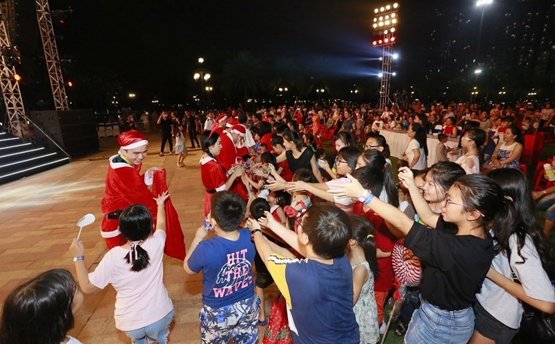 Các em nhỏ tại Vinhomes Central Park được nhận quà từ ông già Noel, công chúa tuyết cùng những lời chúc an lành, hạnh phúc mùa Giáng sinh.