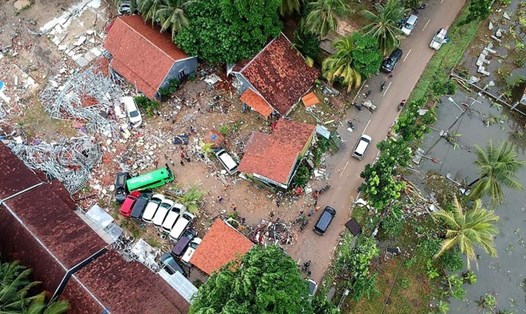 Một khu vực chịu ảnh hưởng bởi sóng thần đêm 22.12 tại Indonesia. Ảnh: AFP
