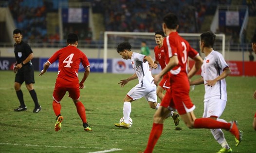 Công Phượng khéo léo đưa bóng trong vòng vây của các cầu thủ Triều Tiên