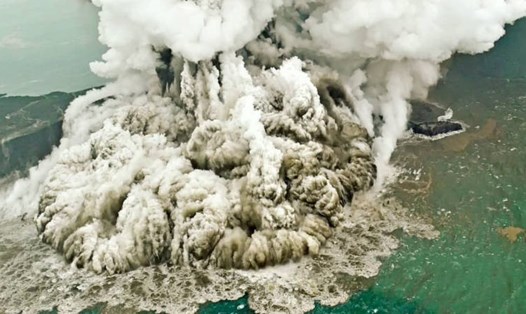 Cột tro bụi bốc lên từ núi lửa Anak Krakatoa hôm 23.12. Ảnh: Reuters