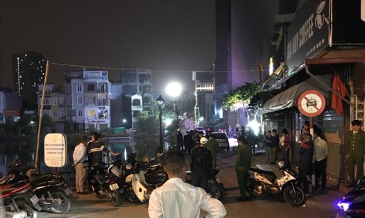 Công an điều tra  hiện trường vụ hỗn chiến đêm 25.12 tại đường vòng Hồ Sen (quận Lê Chân, Hải Phòng)