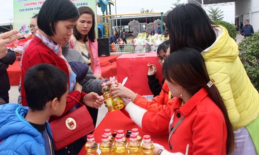 CNLĐ hào hứng mua hàng tại Siêu thị Big C Bắc Giang theo chương trình Phúc lợi cho đoàn viên CĐ. Ảnh: PV