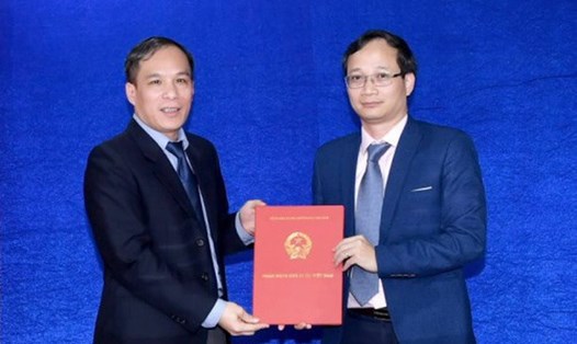 Phó Thống đốc Đoàn Thái Sơn trao Quyết định bổ nhiệm Vụ trưởng Vụ Pháp chế cho ông Tạ Quang Đôn