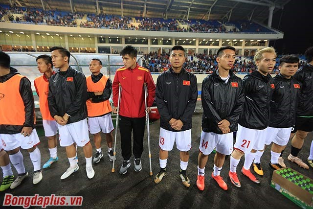 Lục Xuân Hưng nén đau chống nạng ra sân cổ vũ các đồng đội thi đấu với CHDCND Triều Tiên tối 25.12 nhưng không thể kìm nén nhưng giọt nước mắt. Ảnh: Bongdaplus