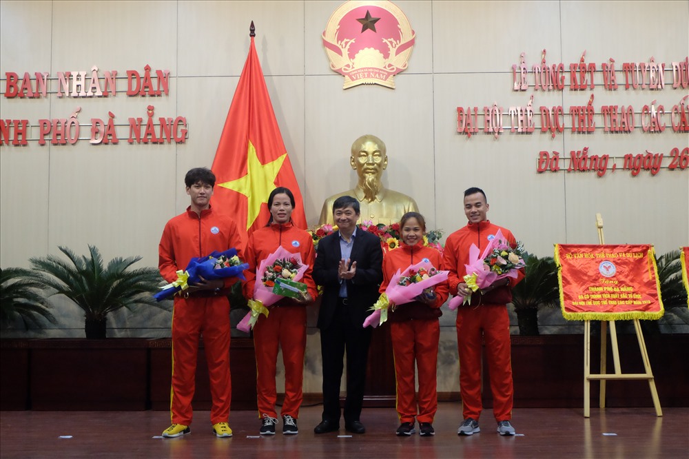 Ông Đặng Viêt Dũng (áo đen, đứng giữa) - Phó Chủ tịch UBND TP Đà Nẵng tặng quà cho các VĐV đạt thành tích cao tại Đại hội TDTT toàn quốc năm 2018. 