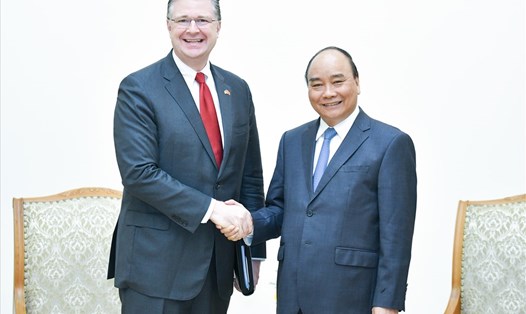 Thủ tướng Nguyễn Xuân Phúc và Đại sứ Mỹ tại Việt Nam Daniel J. Kritenbrink. Ảnh: VGP.
