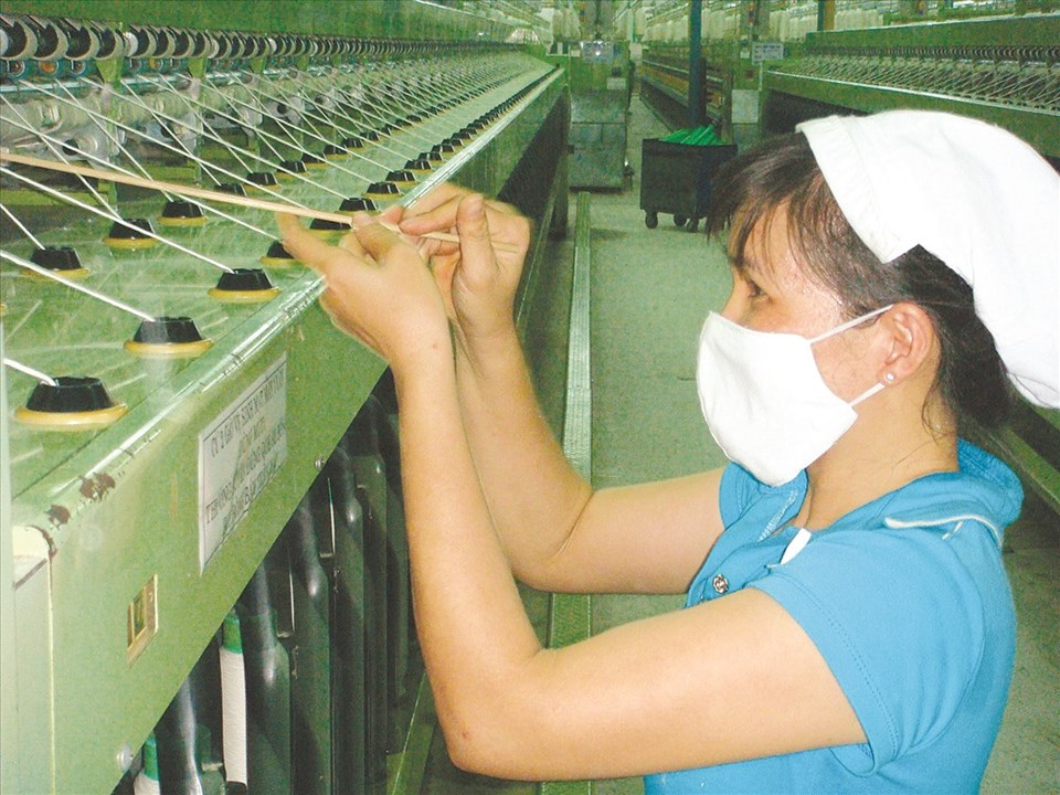 Lao động nữ đóng BHXH đủ 6 tháng trong vòng 12 tháng trước khi sinh con thì được hưởng chế độ thai sản. Ảnh: Nam Dương Lao động nữ đóng BHXH đủ 6 tháng trong vòng 12 tháng trước khi sinh con thì được hưởng chế độ thai sản. Ảnh: Nam Dương
