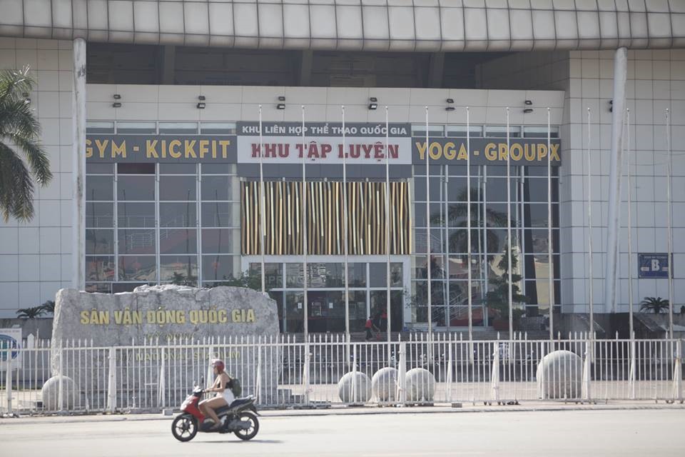 Khu LHTTQG Mỹ Đình hiện vẫn được cho thuê mặt bằng kinh doanh tràn lan. Ảnh: Đ.H.