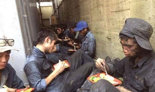 Bức ảnh mô tả nỗi cơ cực vất vả của người lao động ở nước ngoài. Ảnh: Facebook.