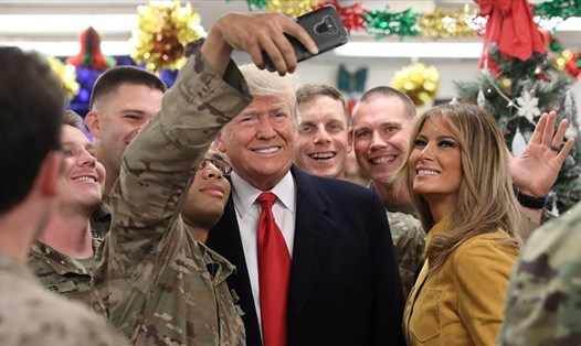 Tổng thống Donald Trump và phu nhân Melania Trump thăm căn cứ không quân ở Iraq. Ảnh: Reuters