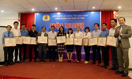 Ban Chấp hanh CĐKKT tỉnh tặng giấy khen cho 11 tập thể và 54 cá nhân có thành tích xuất sắc trong hoạt động năm 2018. 