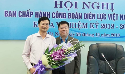 Chủ tịch CĐ ĐLVN Khuất Quang Mậu (bên phải) chúc mừng đồng chí Lương Bá Thanh. Ảnh: N.L