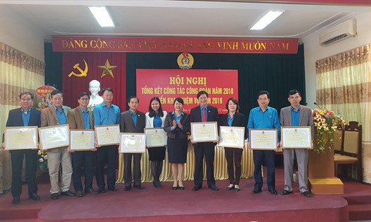 Đồng chí Trịnh Thanh Hằng, Ủy viên Đoàn Chủ tịch, Trưởng Ban Nữ công Tổng LĐLĐVN trao tặng Bằng khen của Tổng LĐLĐVN cho các tập thể. 