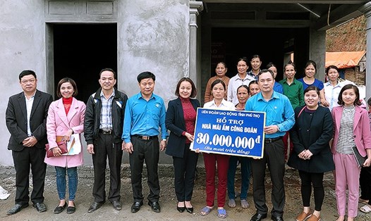 Đồng chí Phạm Sơn, Phó Chủ tịch LĐLĐ tỉnh trao tiền hỗ trợ xây dựng nhà Mái ấm công đoàn. 