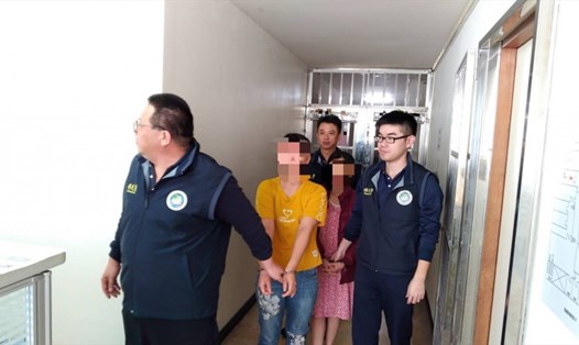 Một phụ nữ Việt Nam (áo vàng) trong đoàn 152 du khách bỏ trốn ở Đài Loan bị bắt. Ảnh: NIA. 