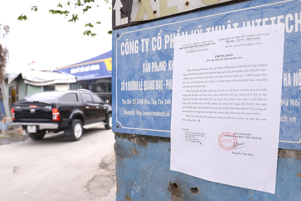 Văn bản về về tháo dỡ của Khu LHTTQG Mỹ Đình được dán ngay tại địa bàn yêu cầu di dời. Ảnh: Như Ý 