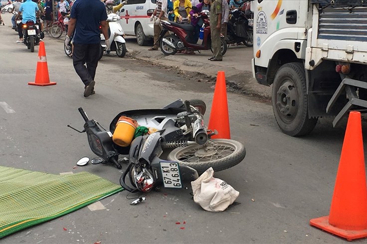 Tai nạn giữa xe máy và container làm người phụ nữ tử vong 