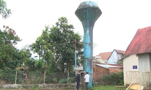 Một công trình cấp nước tập trung tại thị xã Gia Nghĩa, tỉnh Đắk Nông được đầu tư gần bảy trăm triệu đồng bị bỏ hoang hơn 10 năm nay. Ảnh: P.V