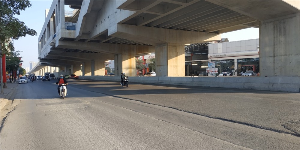 Tuyến đường sắt trên cao bắt đầu tháo dỡ "lô cốt" trên đường. Ảnh PV