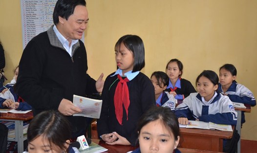 Bộ trưởng Phùng Xuân Nhạ thăm học sinh Trường Phổ thông Dân tộc nội trú. Ảnh: HUYÊN NGUYỄN