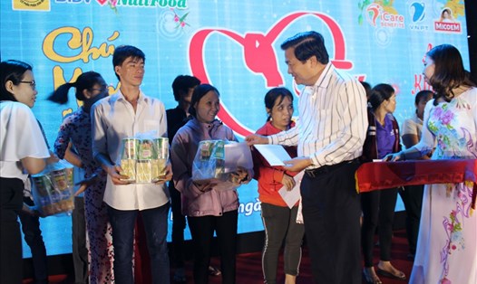 Bí thư Tỉnh ủy Long An - ông Phạm Văn Rạnh trao quà cho CNLĐ trong dịp Tết Sum vầy 2018. Ảnh: N.V
