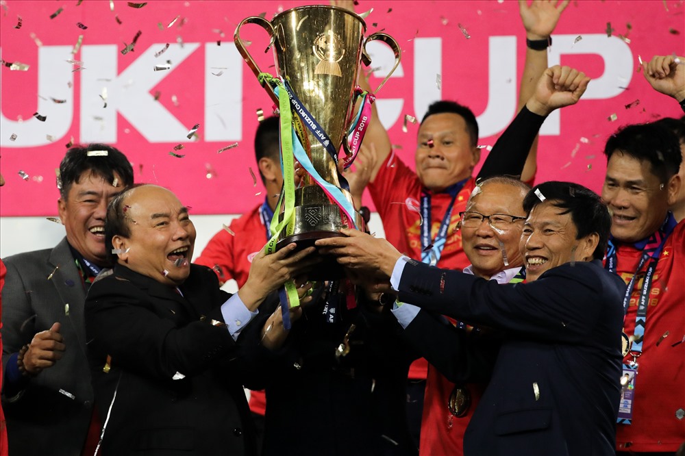 Khoảnh khắc ĐTVN nhận Cúp Vô địch. Ảnh: SƠN TÙNG