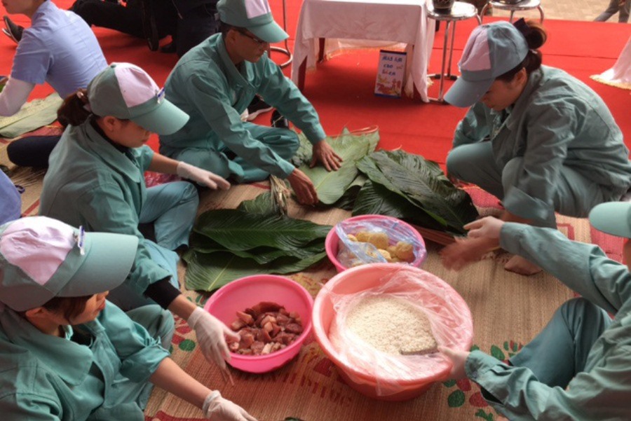 CNLĐ thi gói bánh chưng tại Tết Sum vầy 2018. Ảnh: A.H