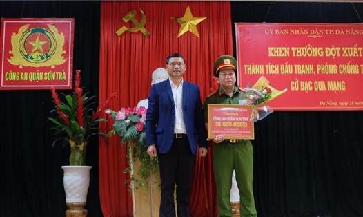 Ông Hồ Kỳ Minh - Phó Chủ tịch UBND TP Đà Nẵng khen thưởng cho công an quận Sơn Trà. Ảnh: Hoàng Vinh 