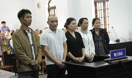 TAND Đắk Nông tuyên 5 bị cáo trong vụ trộn pin con Ó vào hồ tiêu tổng hình phạt 36 năm 6 tháng tù.