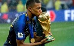 Khoảnh khắc bóng đá ấn tượng 2018: Mbappe hôn cúp vàng World Cup 2018
